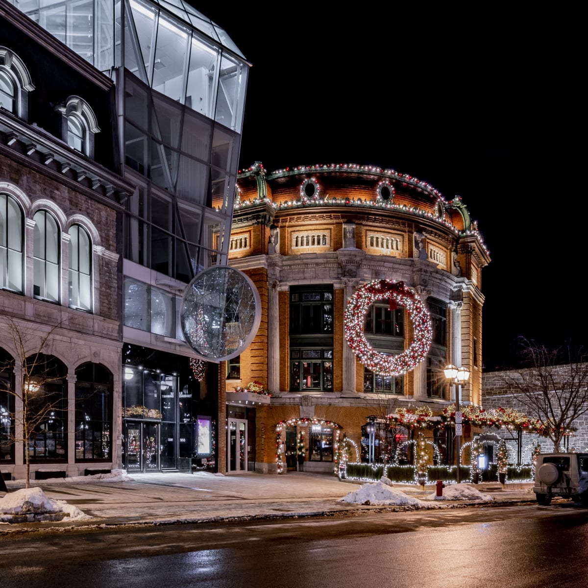 Extérieur du Capitole Hôtel illuminé de lumières de Noël.