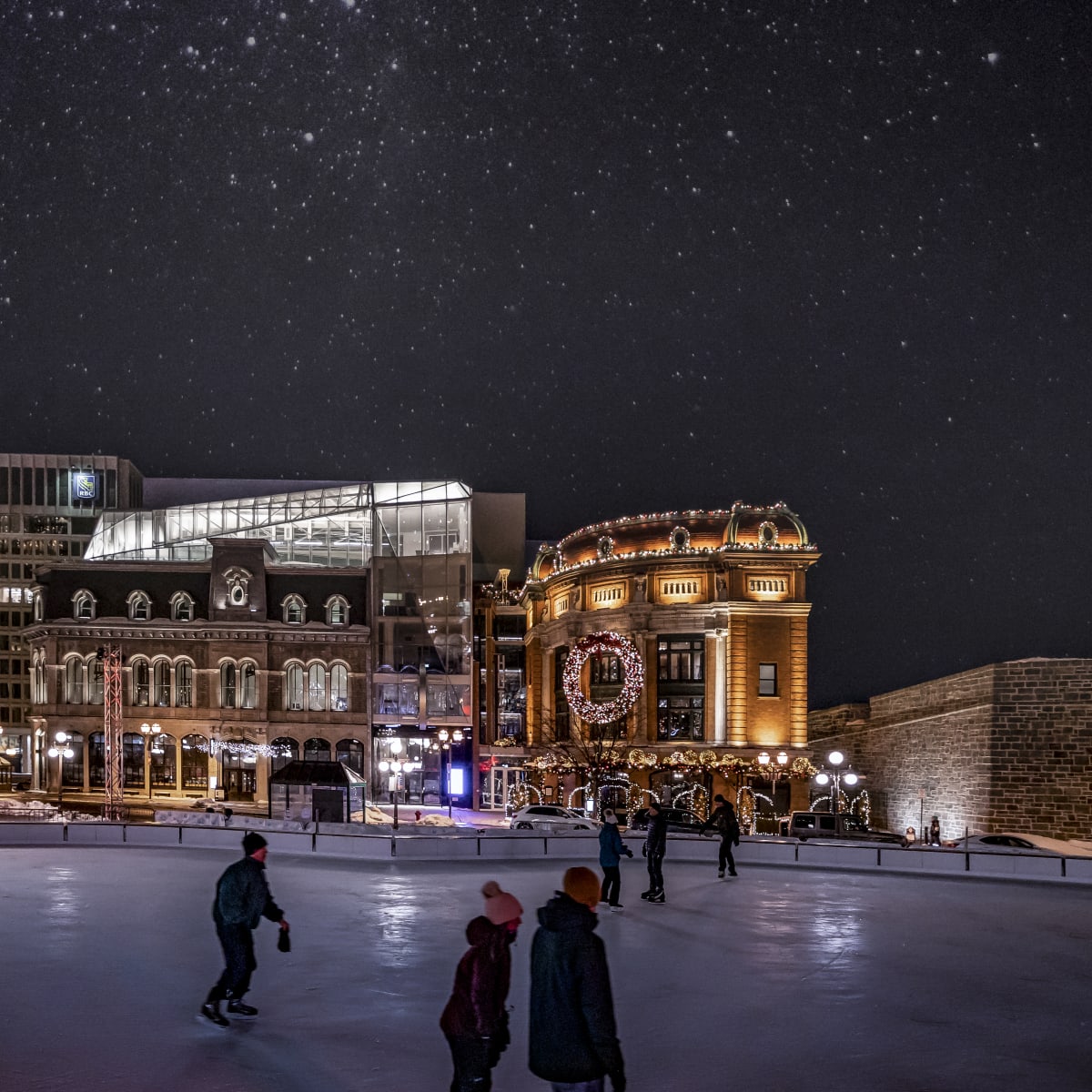 Patinoire de la place d'Youville devant Le Capitole Hôtel.