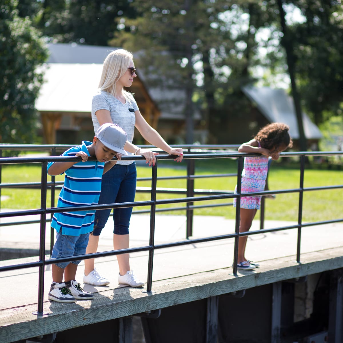 Mère et ses deux enfants sur le pont du canal