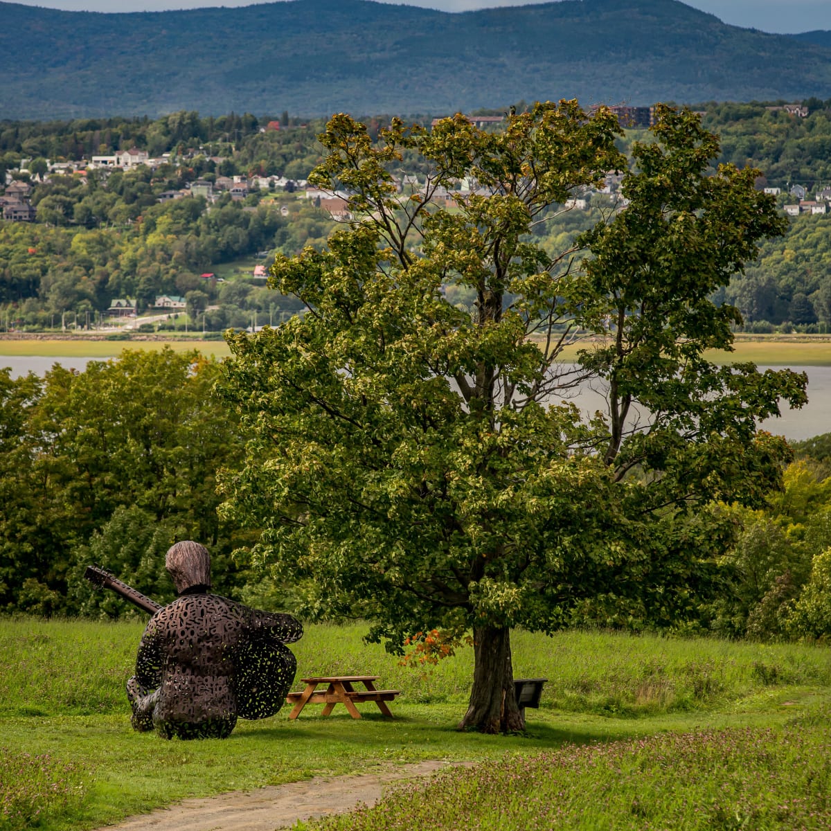 Abstract sculpture depicting Felix Leclerc and the coastal scenery of ile d'Orleans.