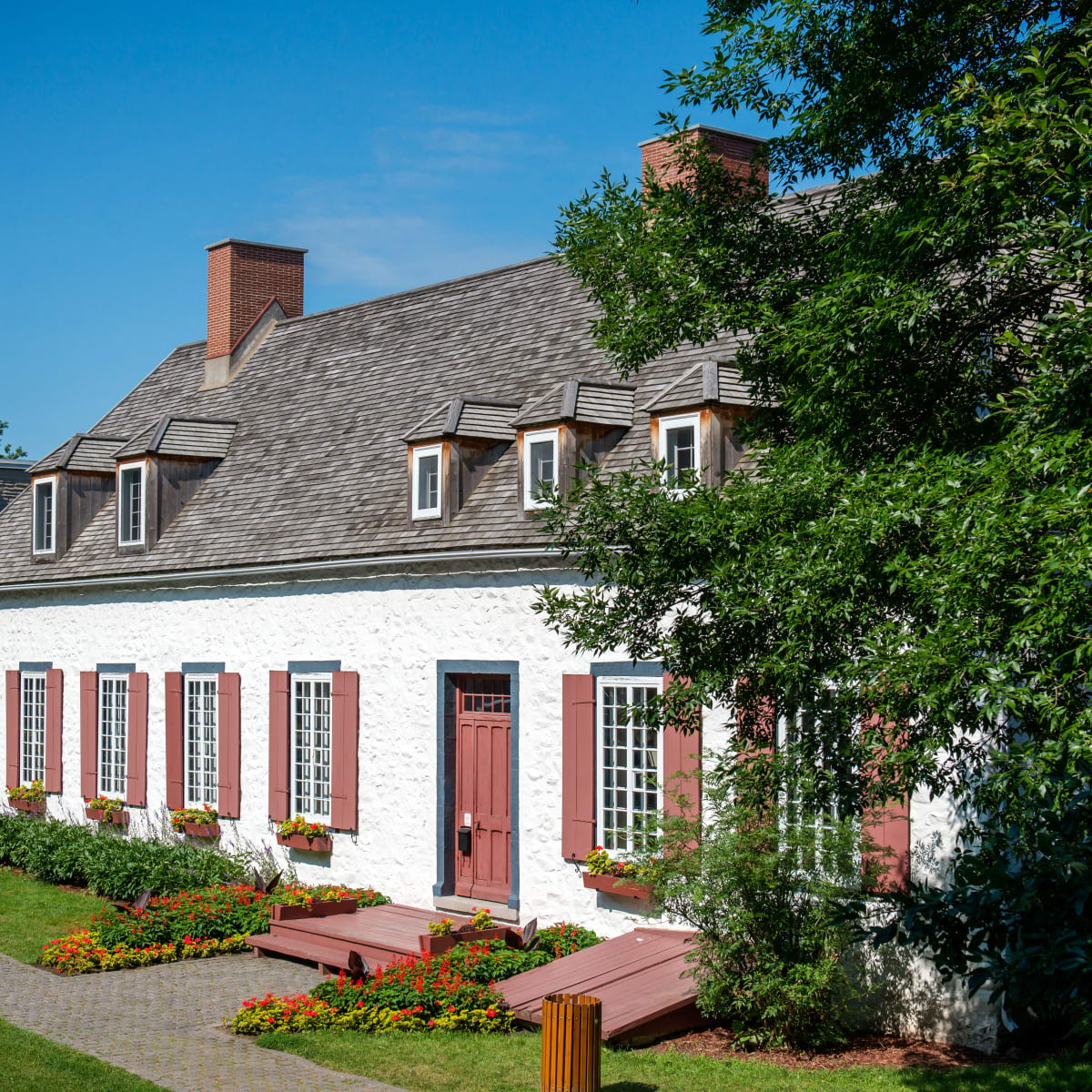 Front of the Manoir Boucher de Niverville in the summer.