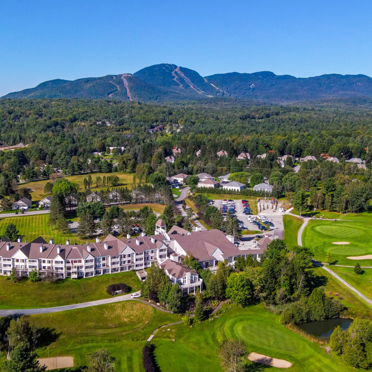 Vue aérienne de l'hôtel et de son golf.