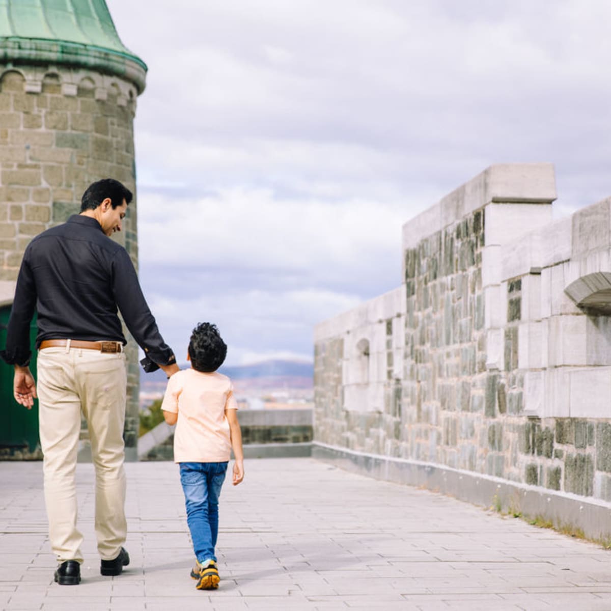 Un père et son fils sur les remparts de Québec.