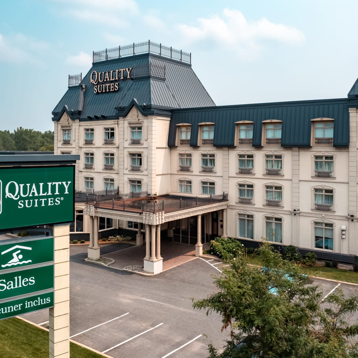 The building of the Quality Suites Drummondville hotel.