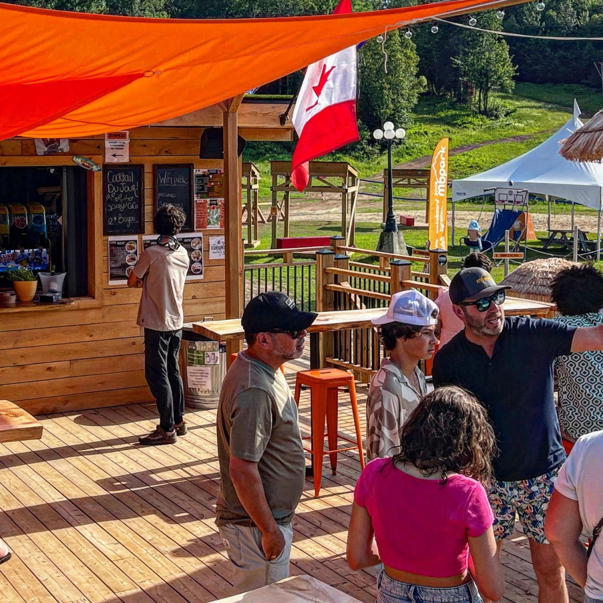 Groupe de personnes sur la terrasse au Mont Blanc.