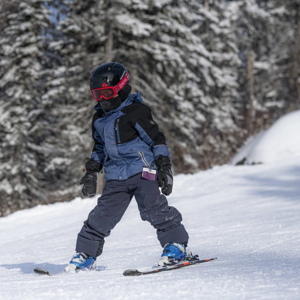 Enfant qui apprend à skier sur la pente.