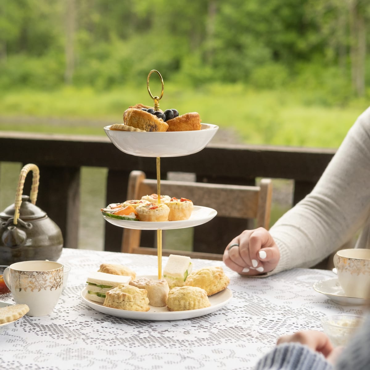 Plateau de mignardises servies à l'heure du thé.