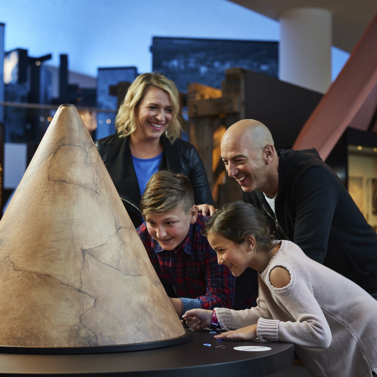 Deux parents et deux enfants au Musée des enfants de Gatineau.