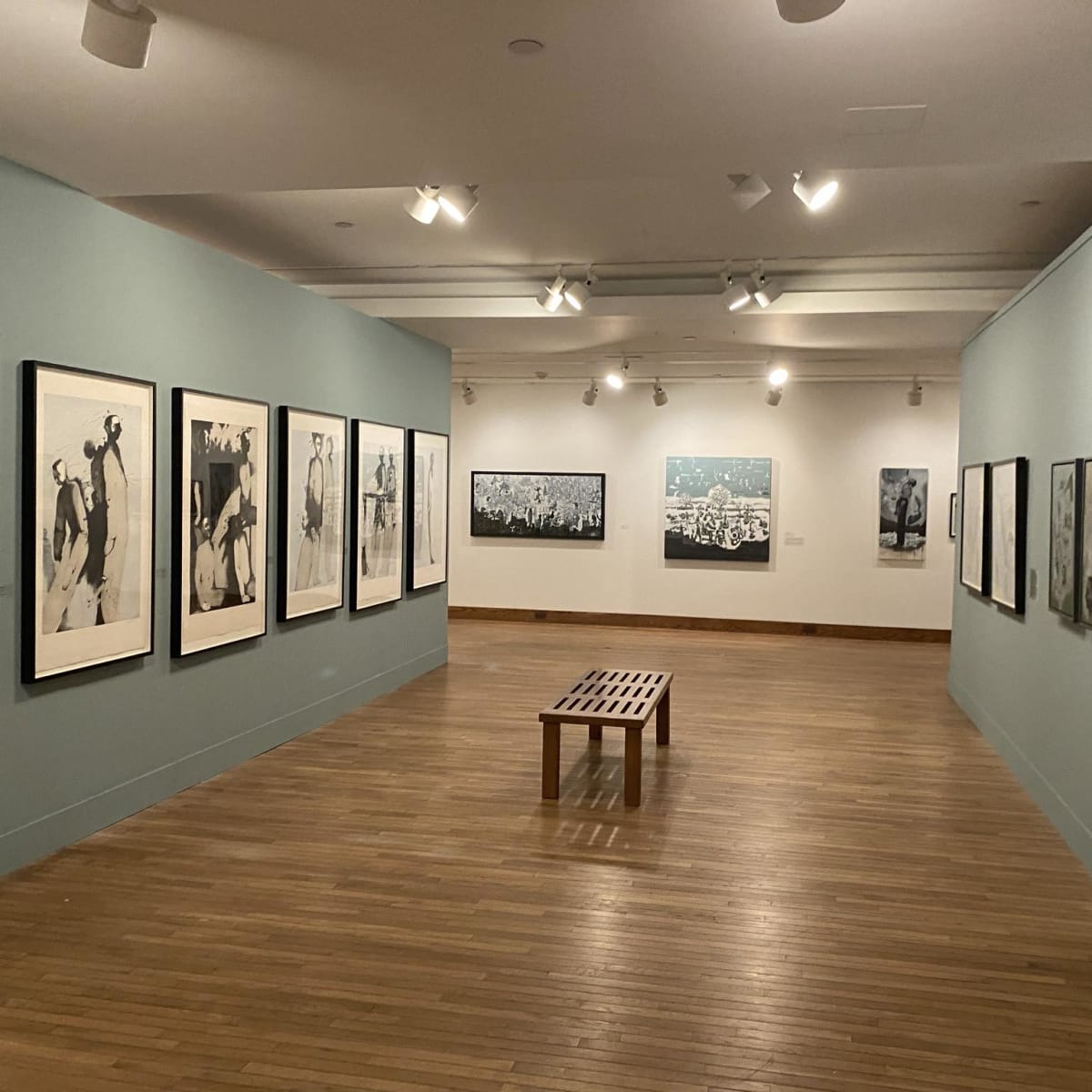 Salle d'exposition affichant les œuvres de Louis-Pierre Bougie.