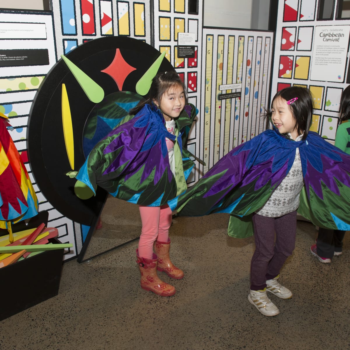 3 enfants en costume visitant l'exposition du musée.