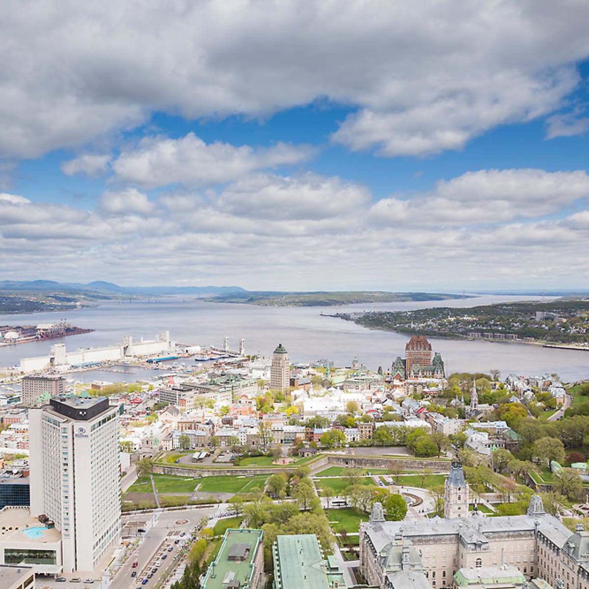 Vue panoramique sur Québec et le fleuve.