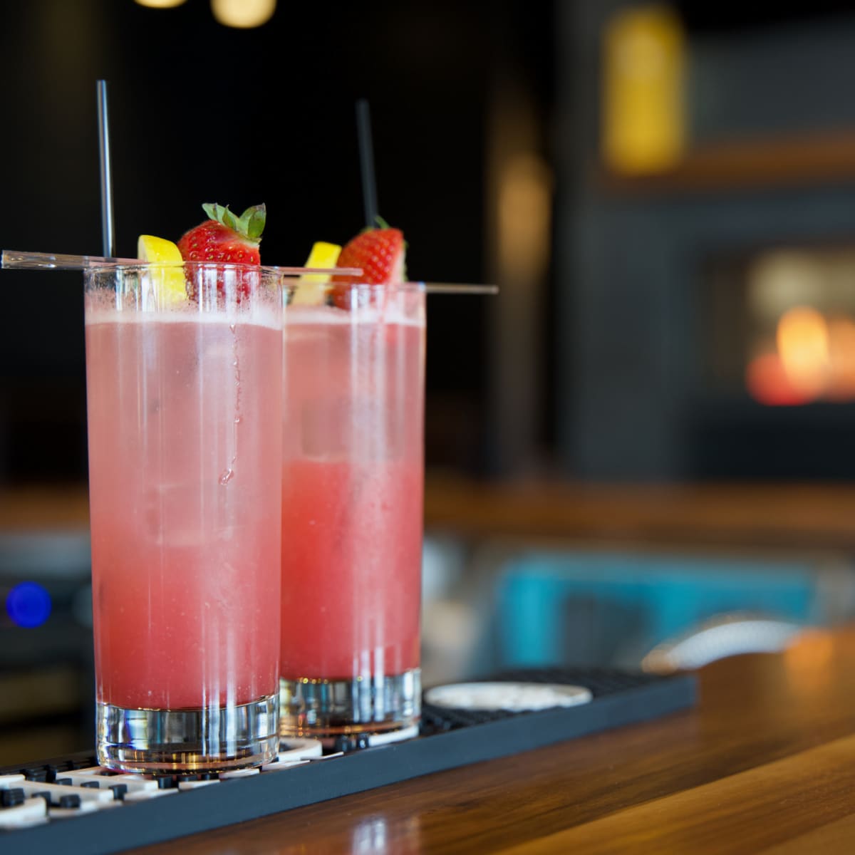 Deux cocktails fruités sur un comptoir de resto-bar