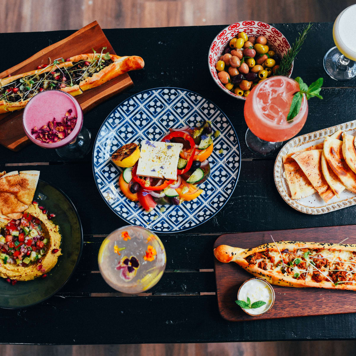 Plats de mezze appétissants sur une table.