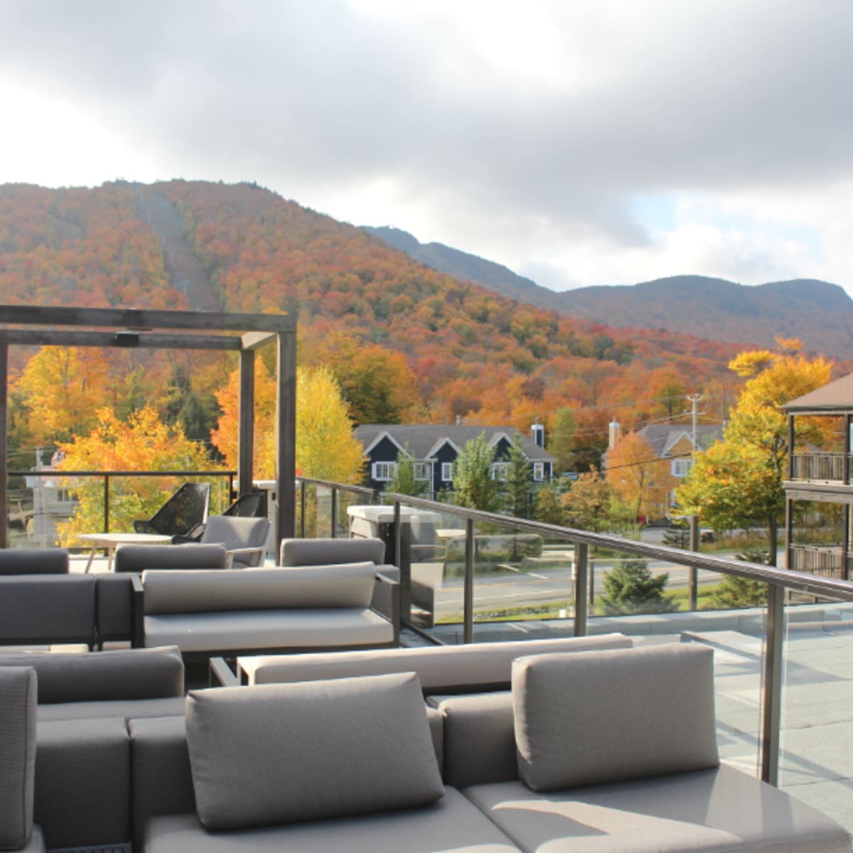 Mezzanine de l'Espace 4 Saisons avec vue sur le Mont Orford aux couleurs automnales.
