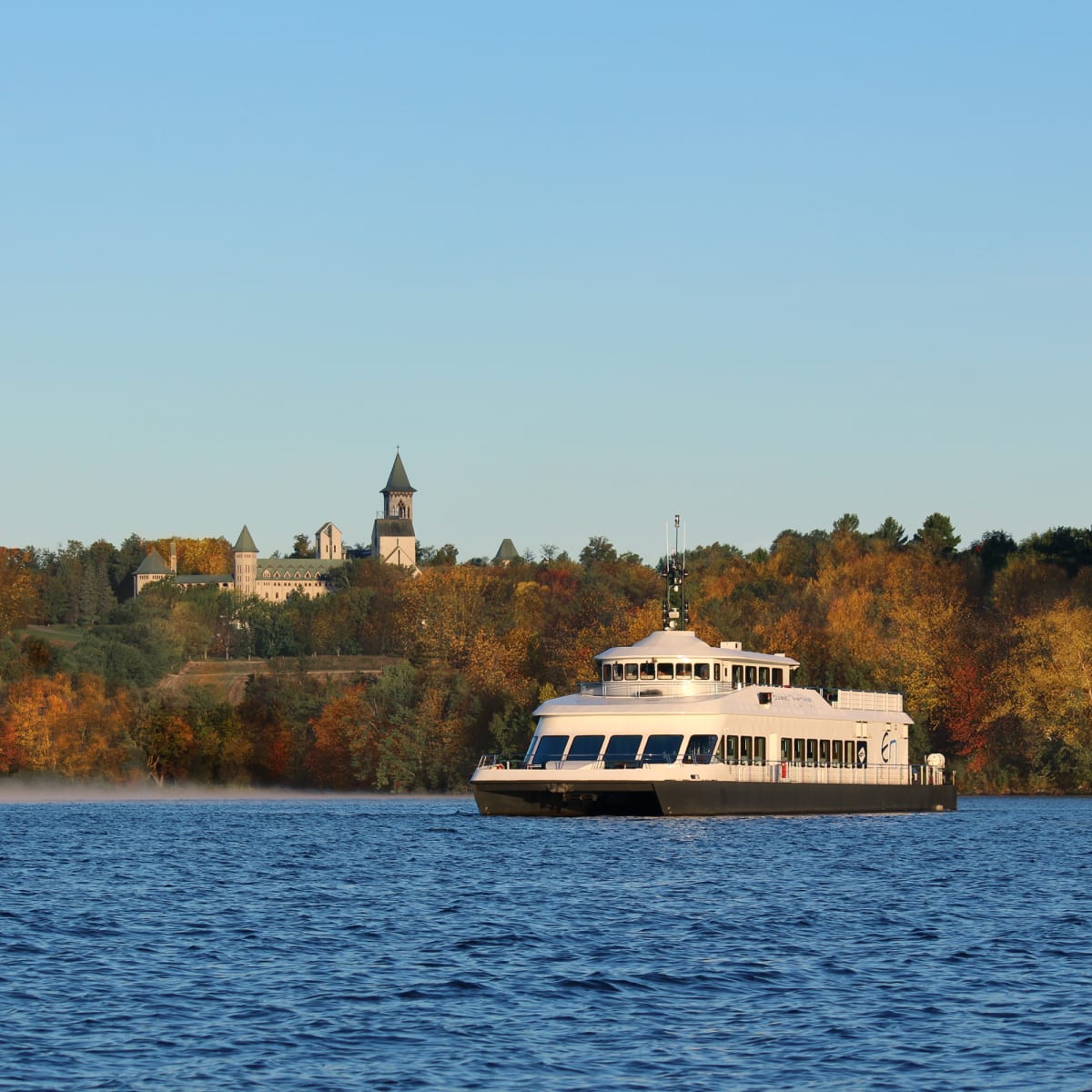 Bateau de croisière sur le lac Memphrémagog en automne.