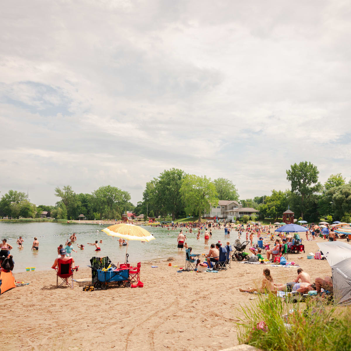 Plage dorée occupée par des dizaines de personnes.