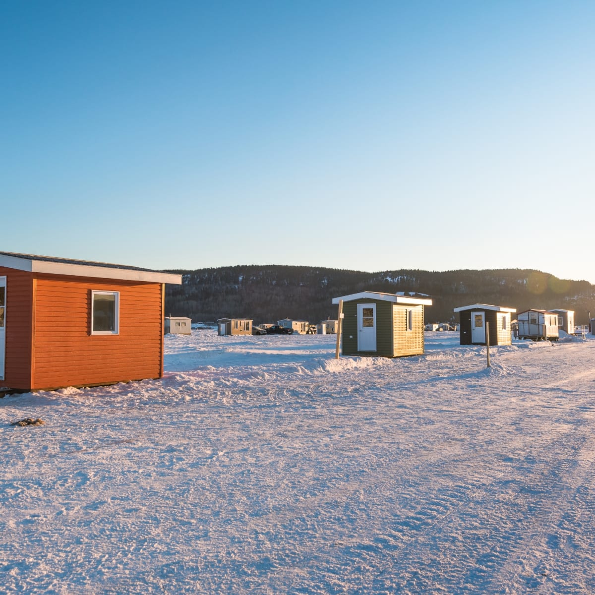 Cabanes de pêche sur glace sur le fjord du Saguenay