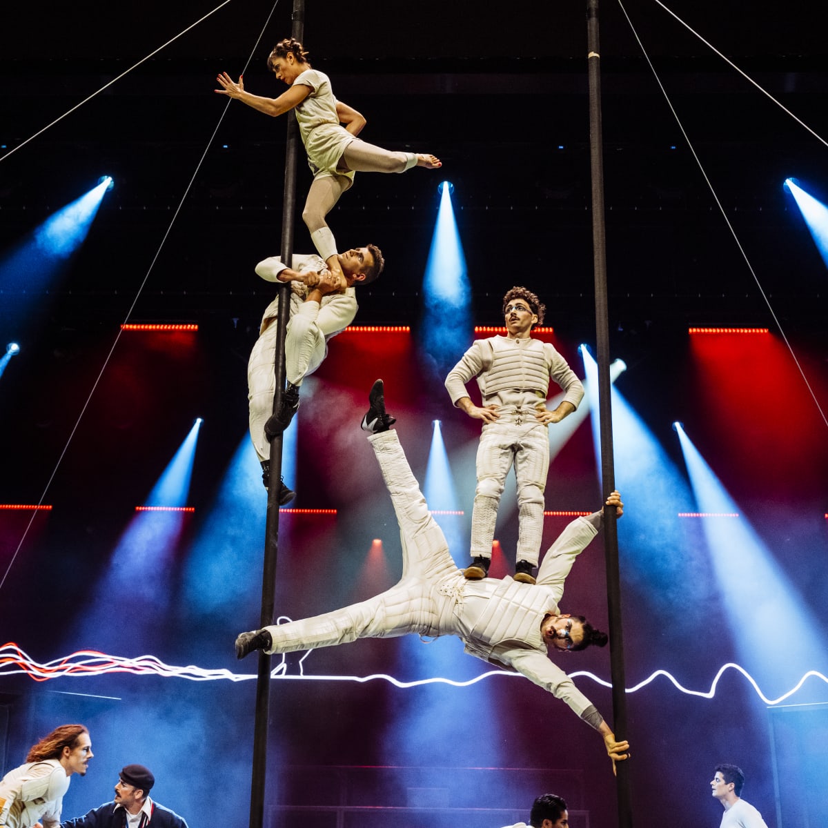Acrobates sur la scène en spectacle à l'Amphitéâtre Cogeco