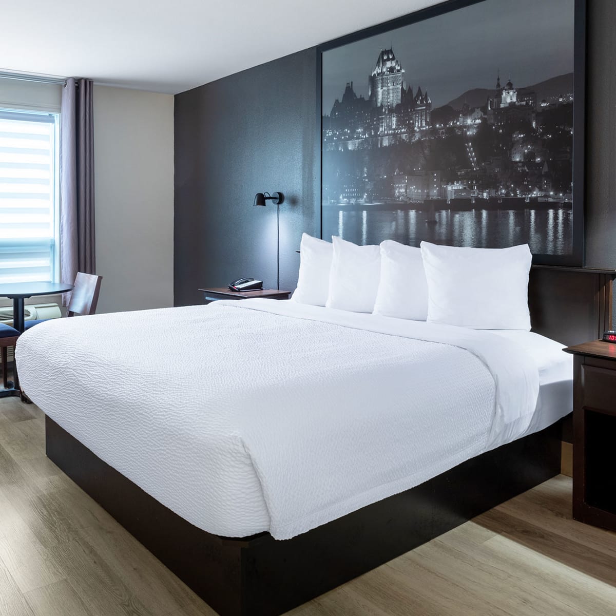 View of a room with a double bed at the Super 8 Québec Sainte-Foy.