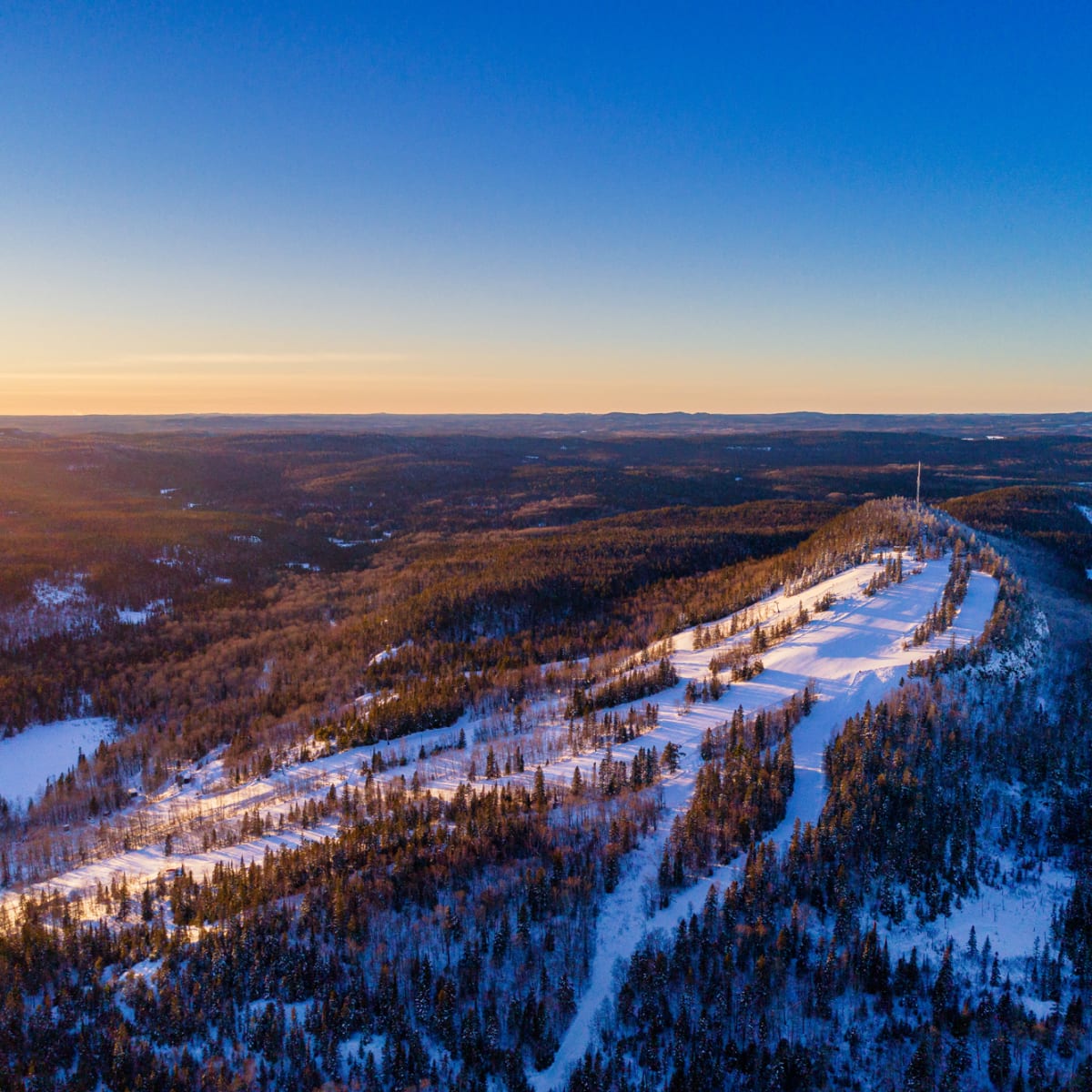 Mont Kanasuta en hiver au lever du soleil.