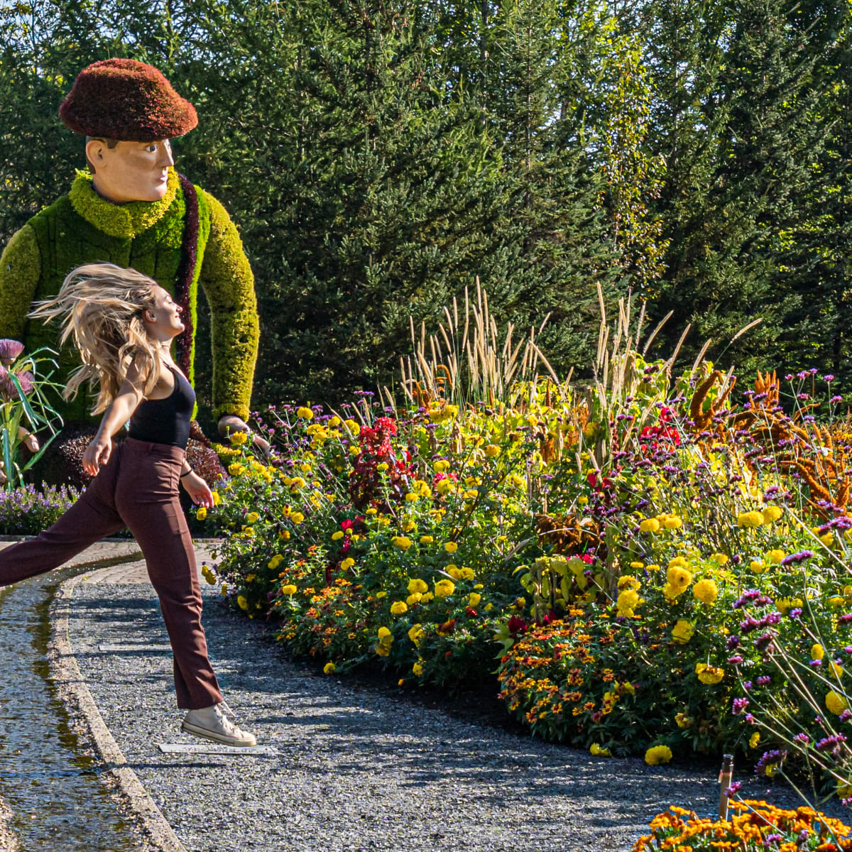 Jeune femme heureuse dans les jardins du Parc Marie-Victorin