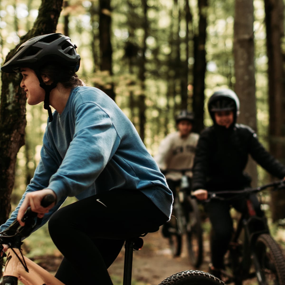 Cyclistes dans la forêt du Parc régional de la Rivière Gentilly