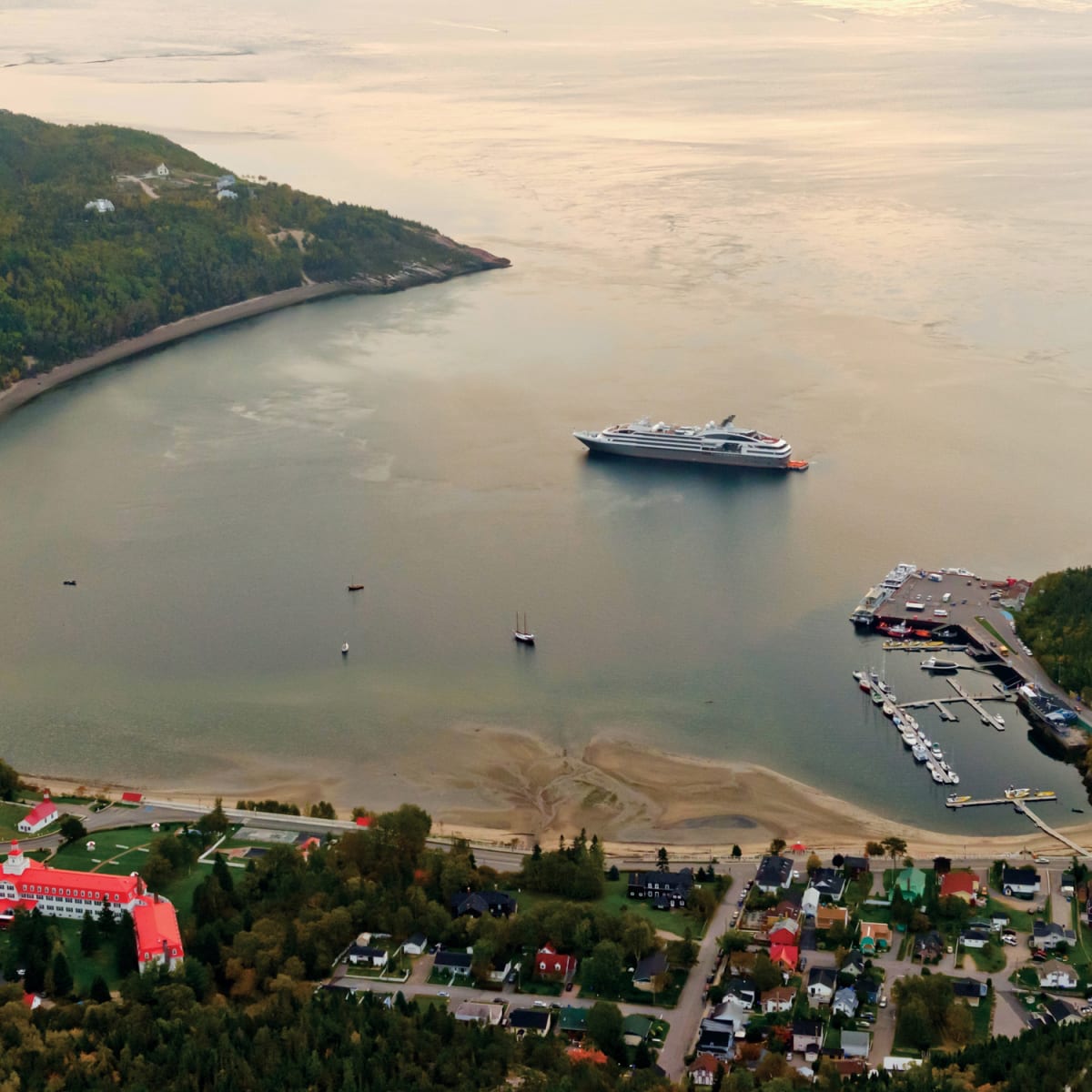 Bateau de croisière à Tadoussac.