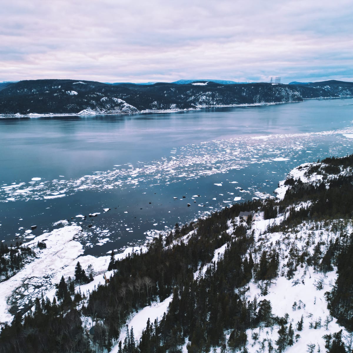 paysage hivernal en bord de mer à Sacré-Cœur en Côte-Nord.