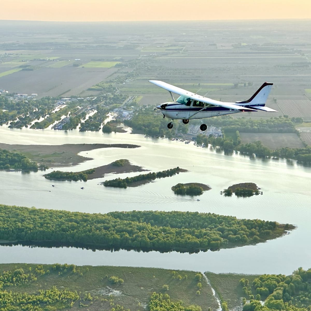 Avion touristique et vue aérienne du Haut-Richelieu.