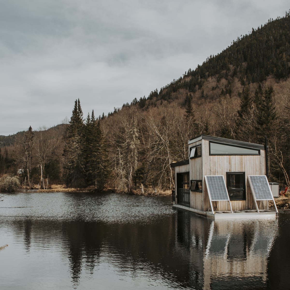 Chalet flottant sur un lac au domaine Bora Boréal.