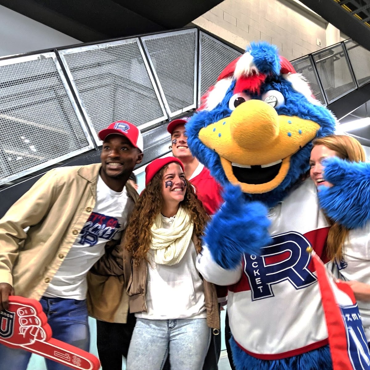 Amateurs de hockey et mascotte du Rocket de Laval.