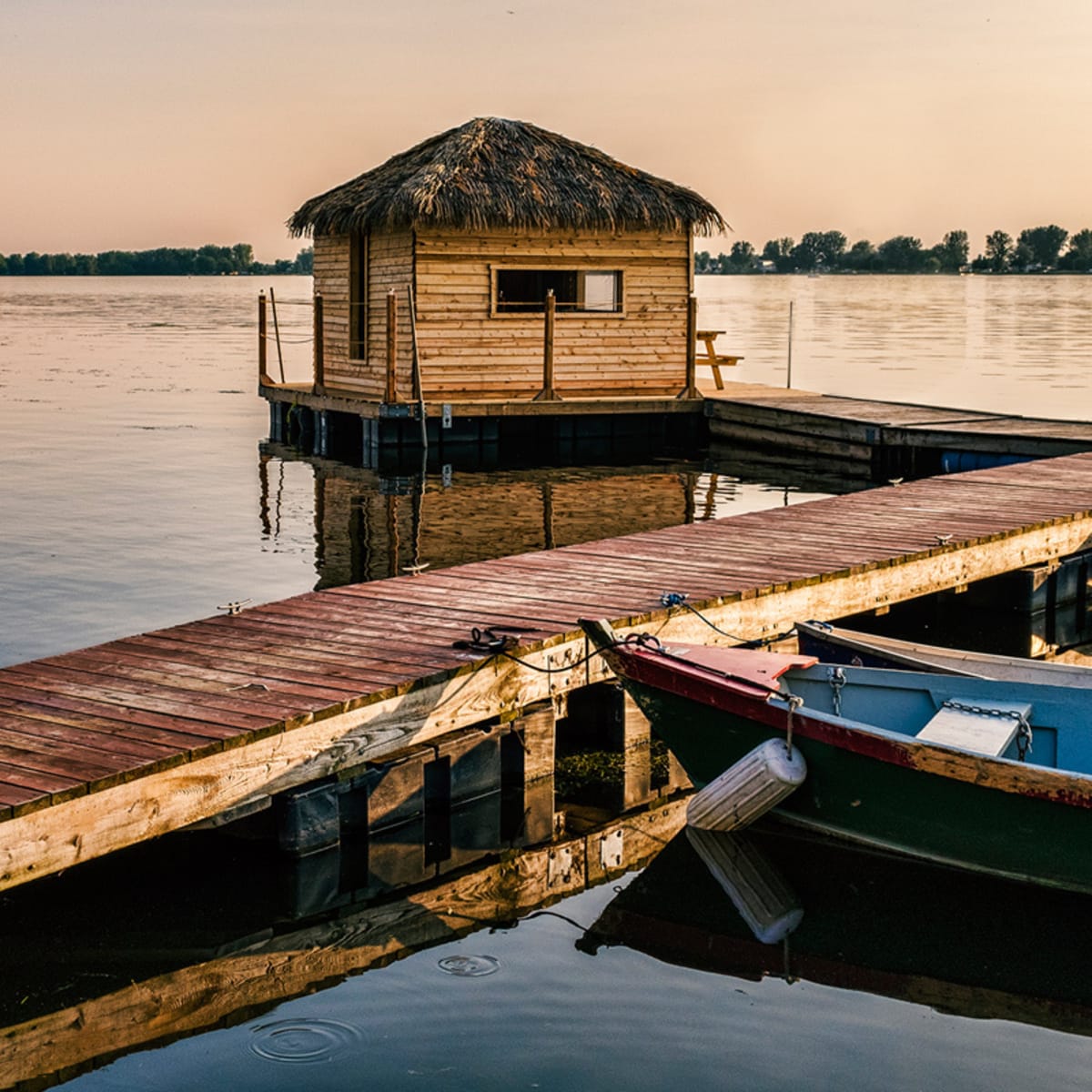 Hutte sur l'eau au Domaine Pourki.