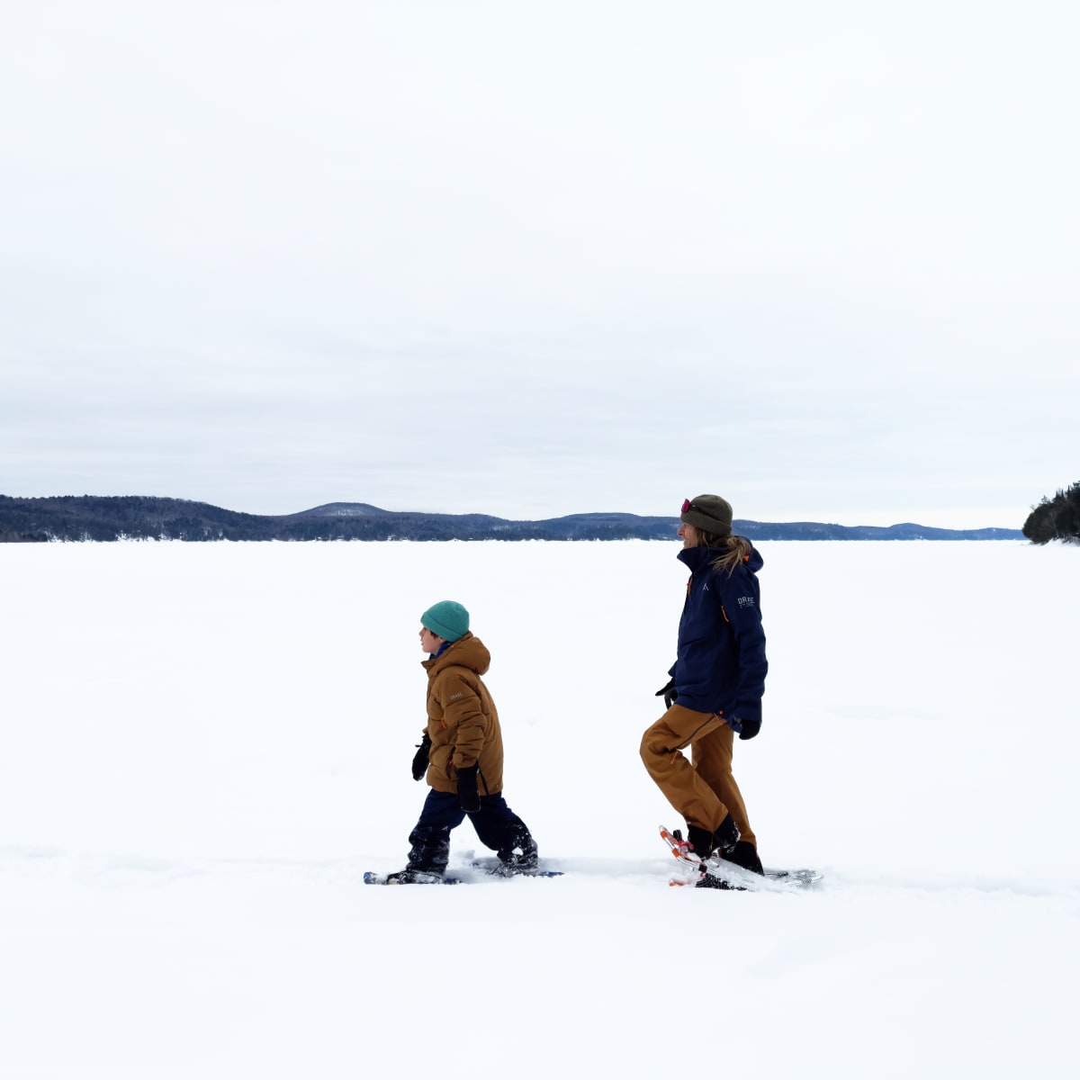 Parent and child on a snowshoe walk in the Petite Nation region