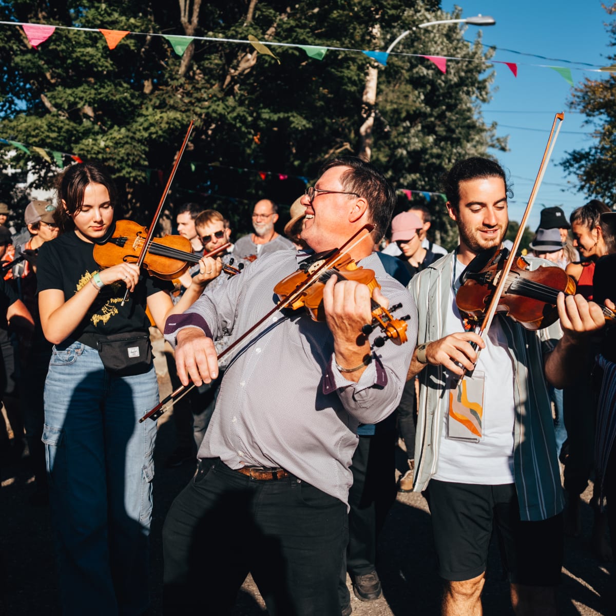 Musiciens et musiciennes au festival trad de Ripon entourés du public qui danse.