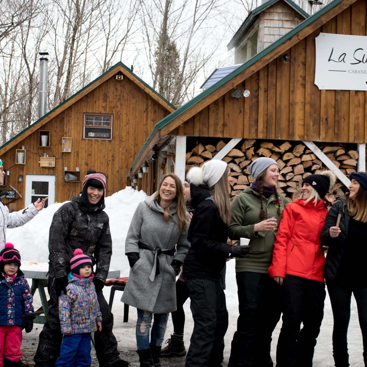 Groupe de femmes et d’enfants à la Sucrière dans Portneuf.