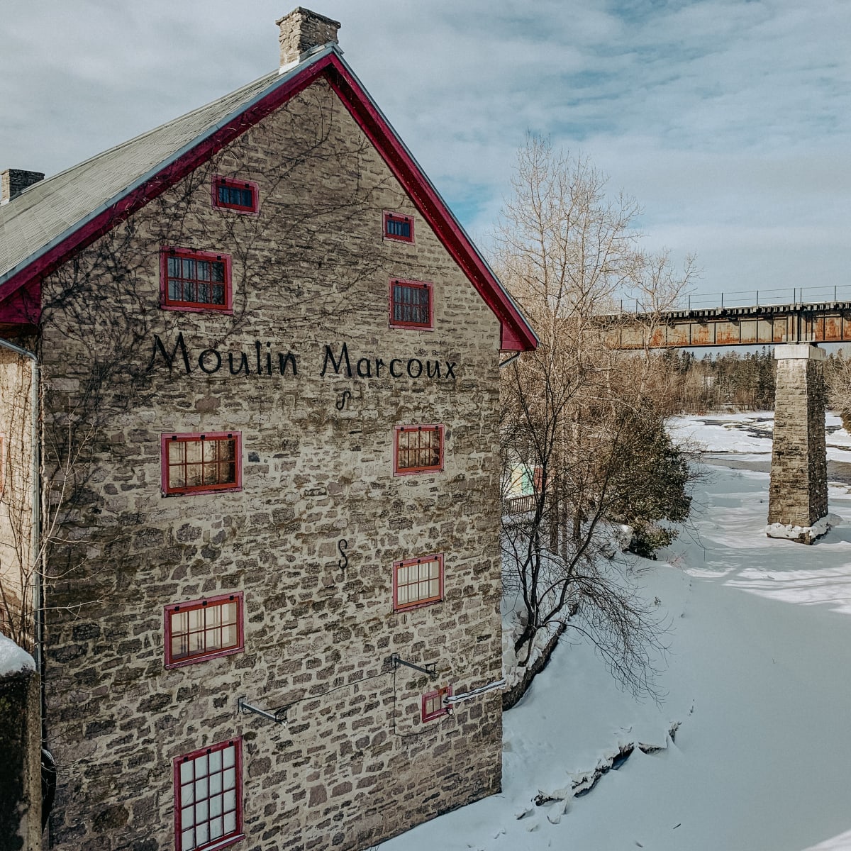 Le Moulin Marcoux dans Portneuf à la fin de l'hiver.