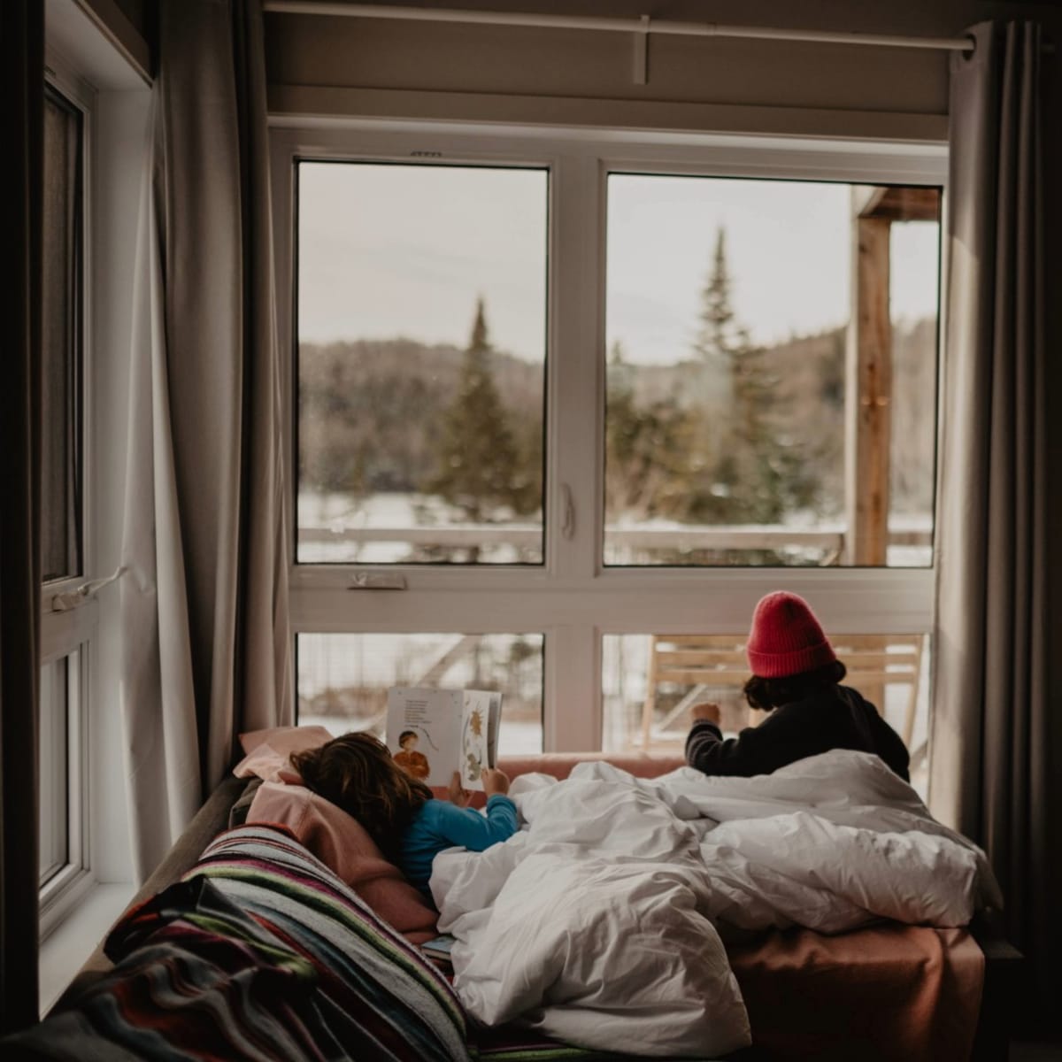 2 enfants dans un chalet en fin d'hiver à l'Escale au Lac dans Portneuf.