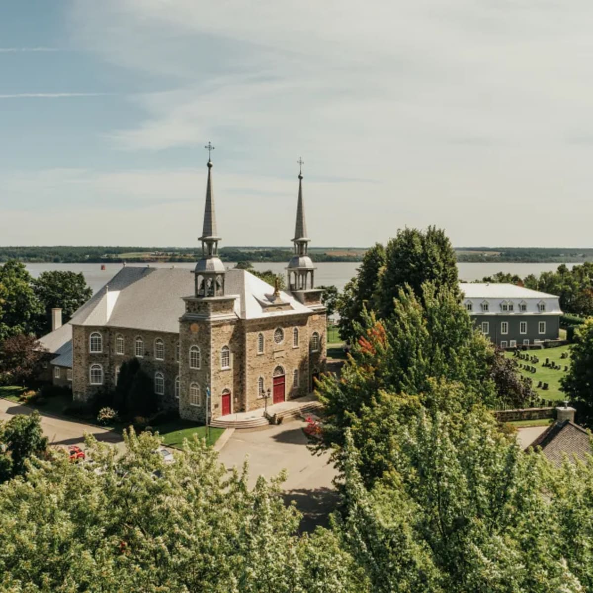 Vue aérienne d’une église près de l’eau.