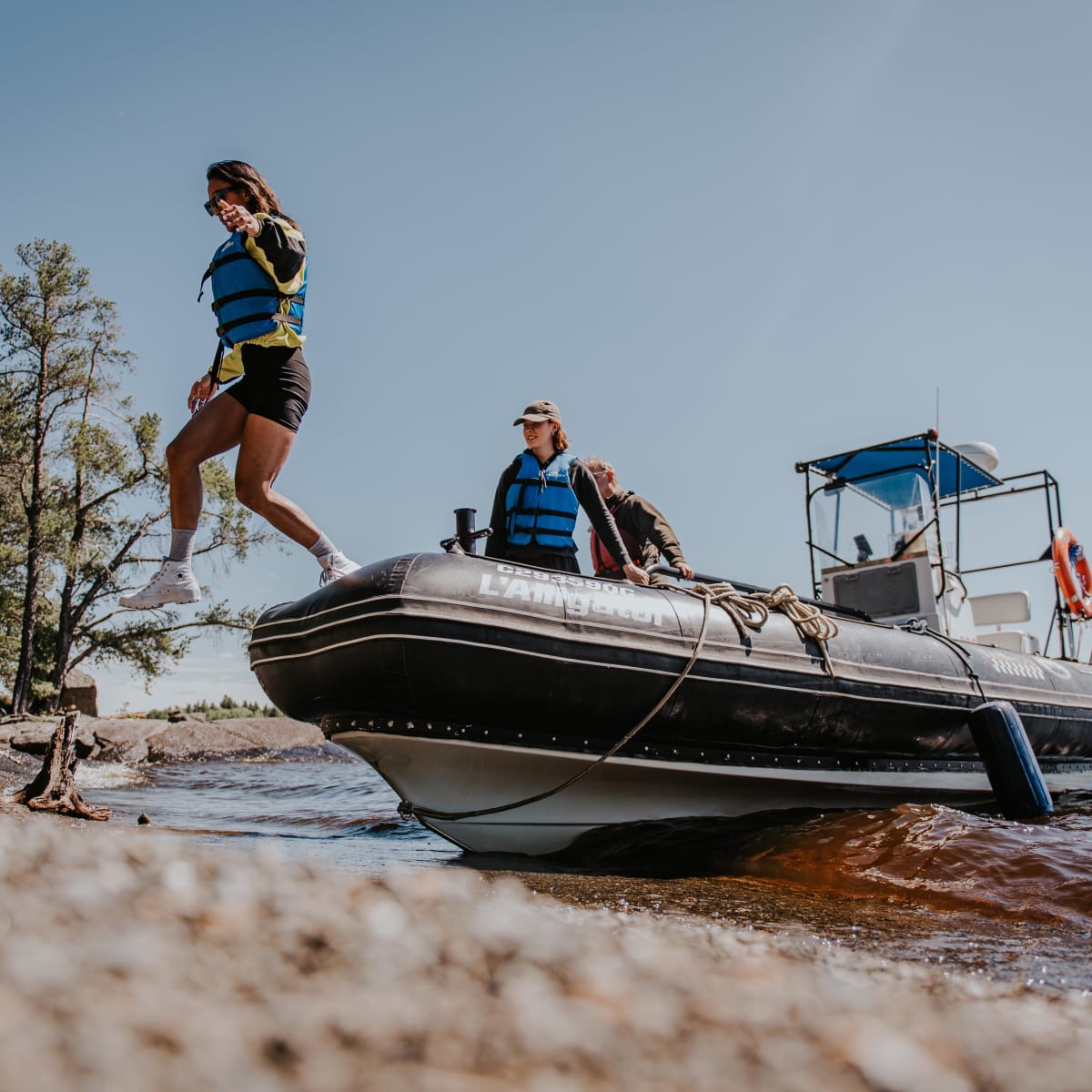 Bateau motorisé acostant sur la plage.