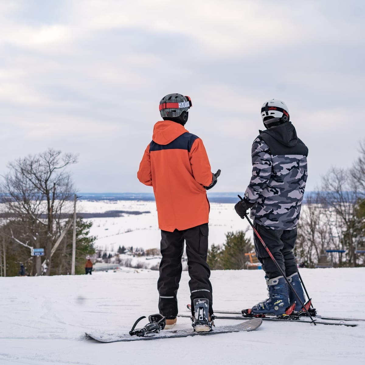 Skieurs admirant la vue du Mont Rigaud dans Vaudreuil-Soulanges