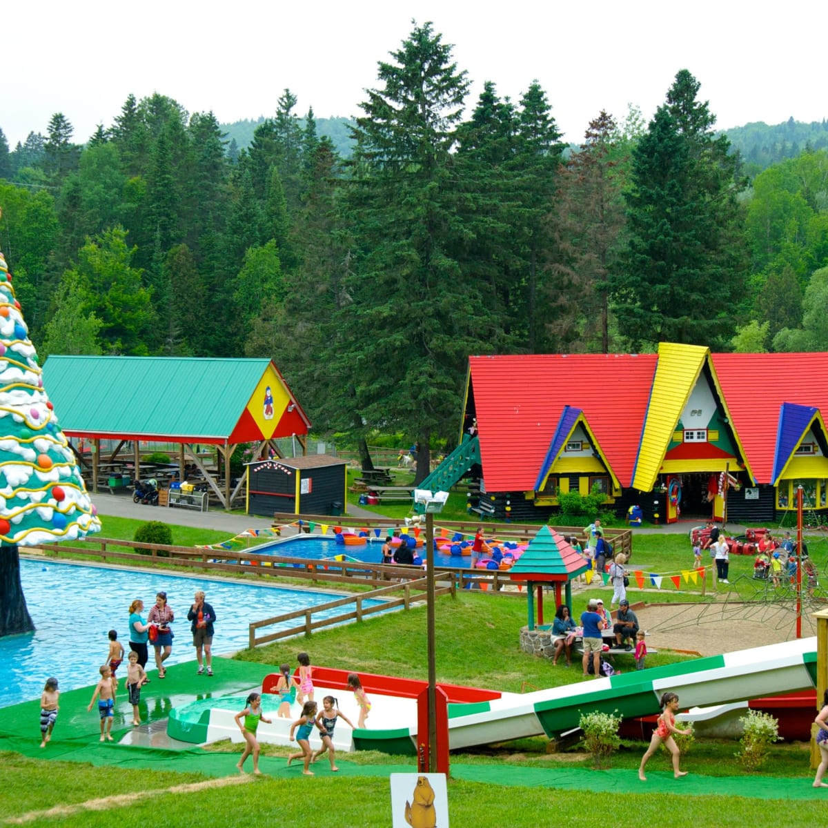 Le site du Village du Père Noël avec des enfants qui s'amusent.