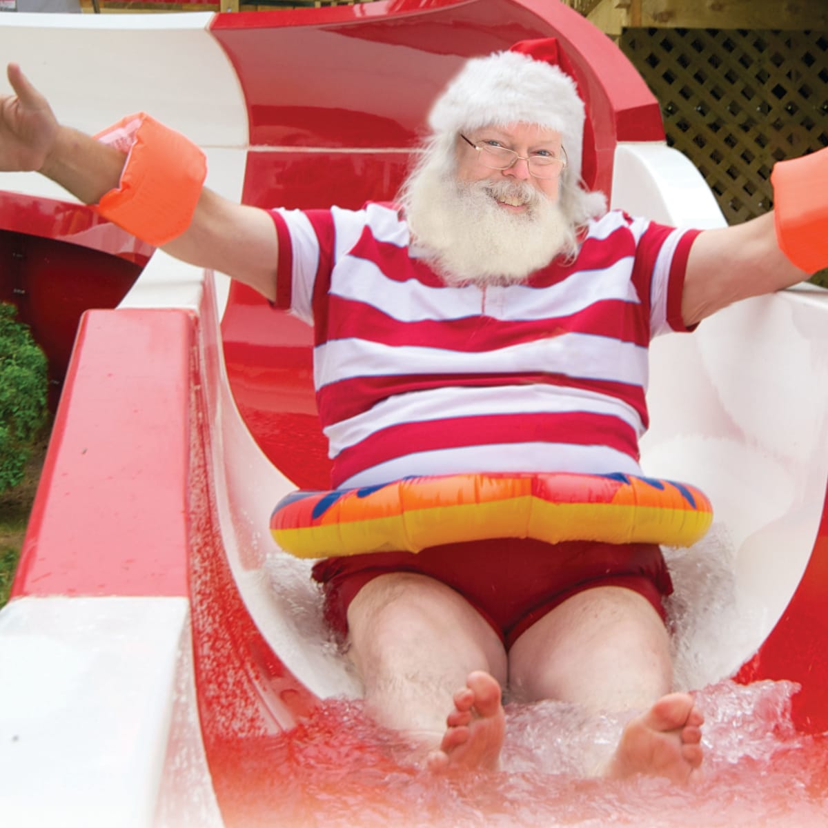 Le Père Noël dans une glissade d'eau.