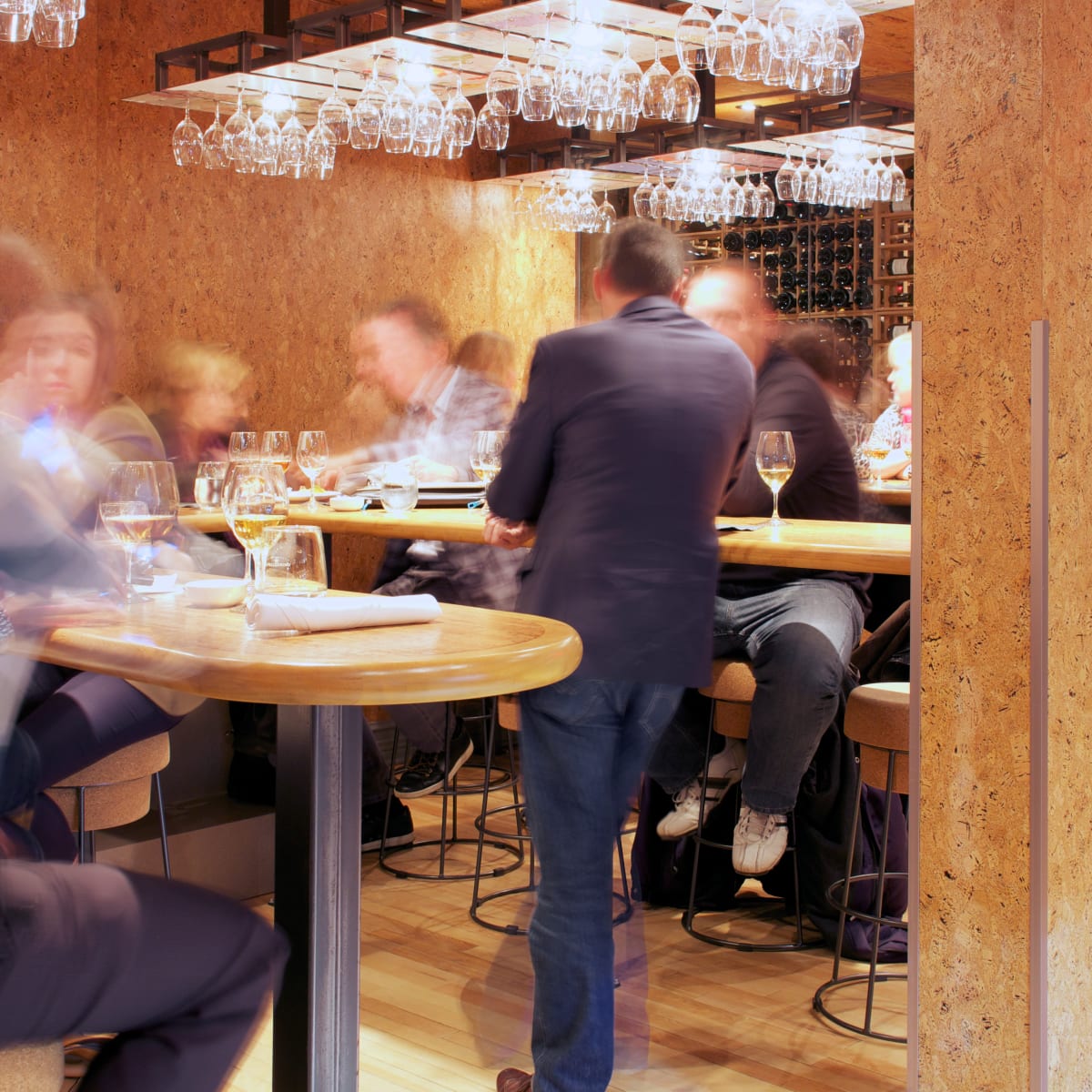 Groupe de personne dans un bar tendance.