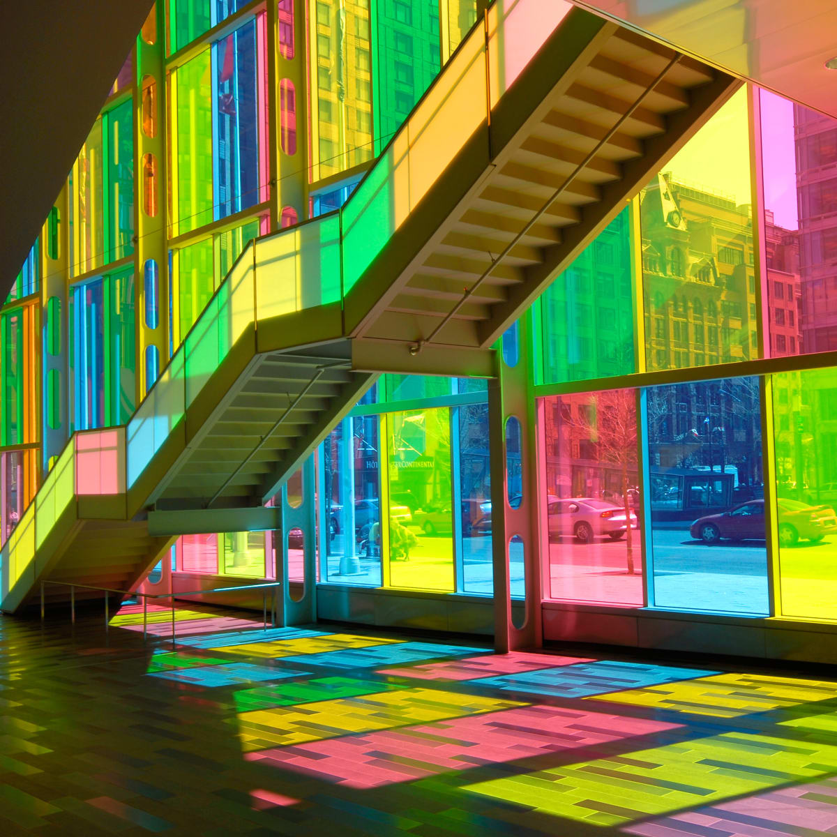 Escalier et vitres colorées du Palais des congrès de Montréal.