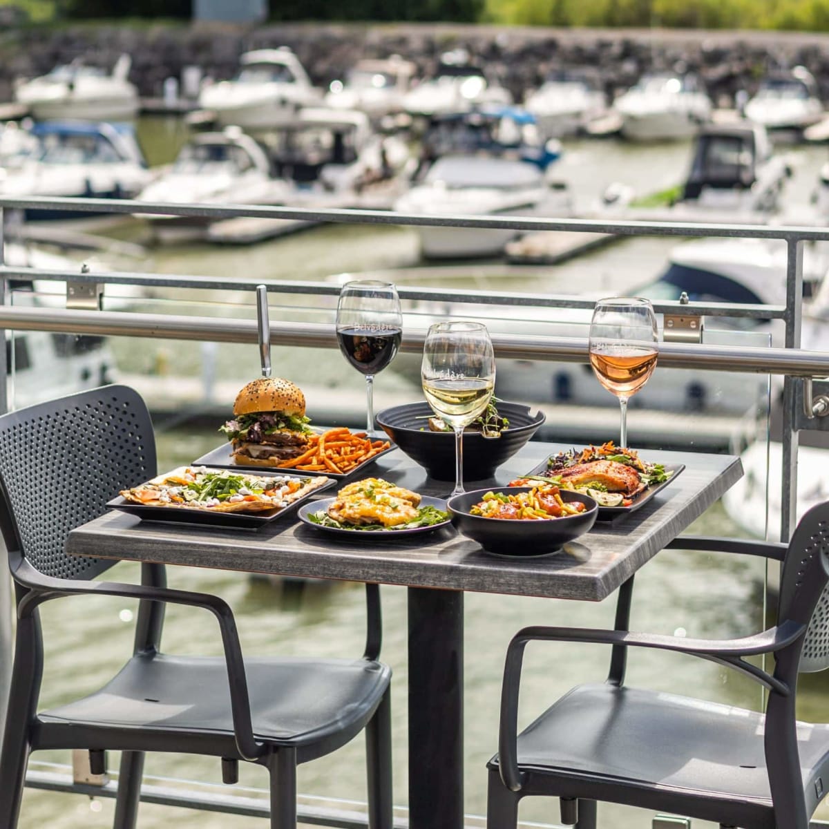 Table sur la terrasse du Restaurant Le Belvédère.
