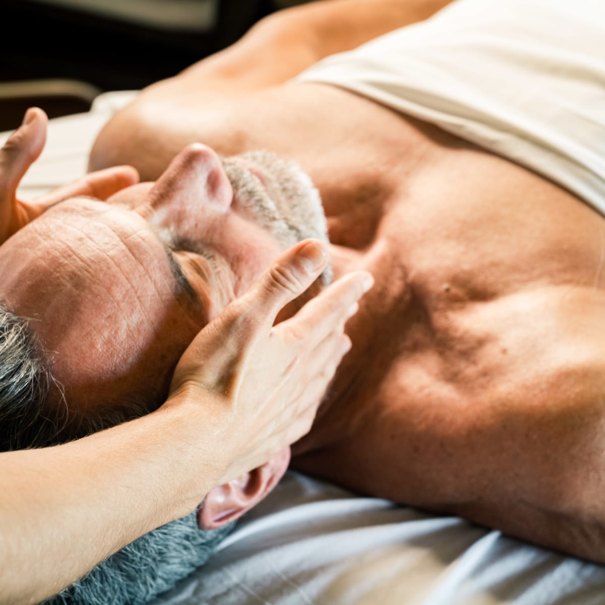 Homme recevant un massage.