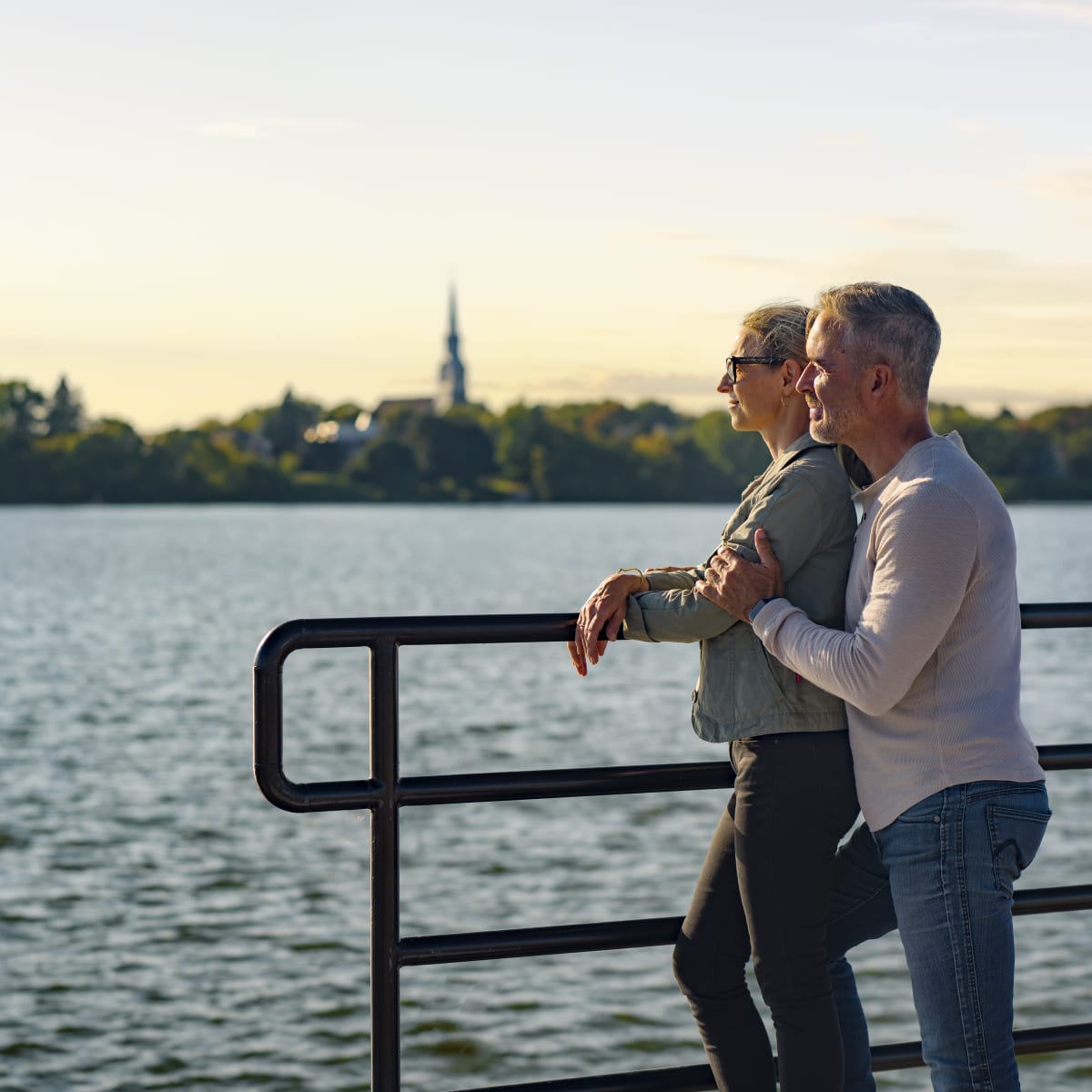 Deux personnes au bord de l'eau