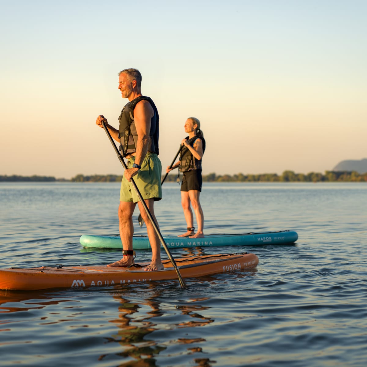 Deux personnes faisant du paddle