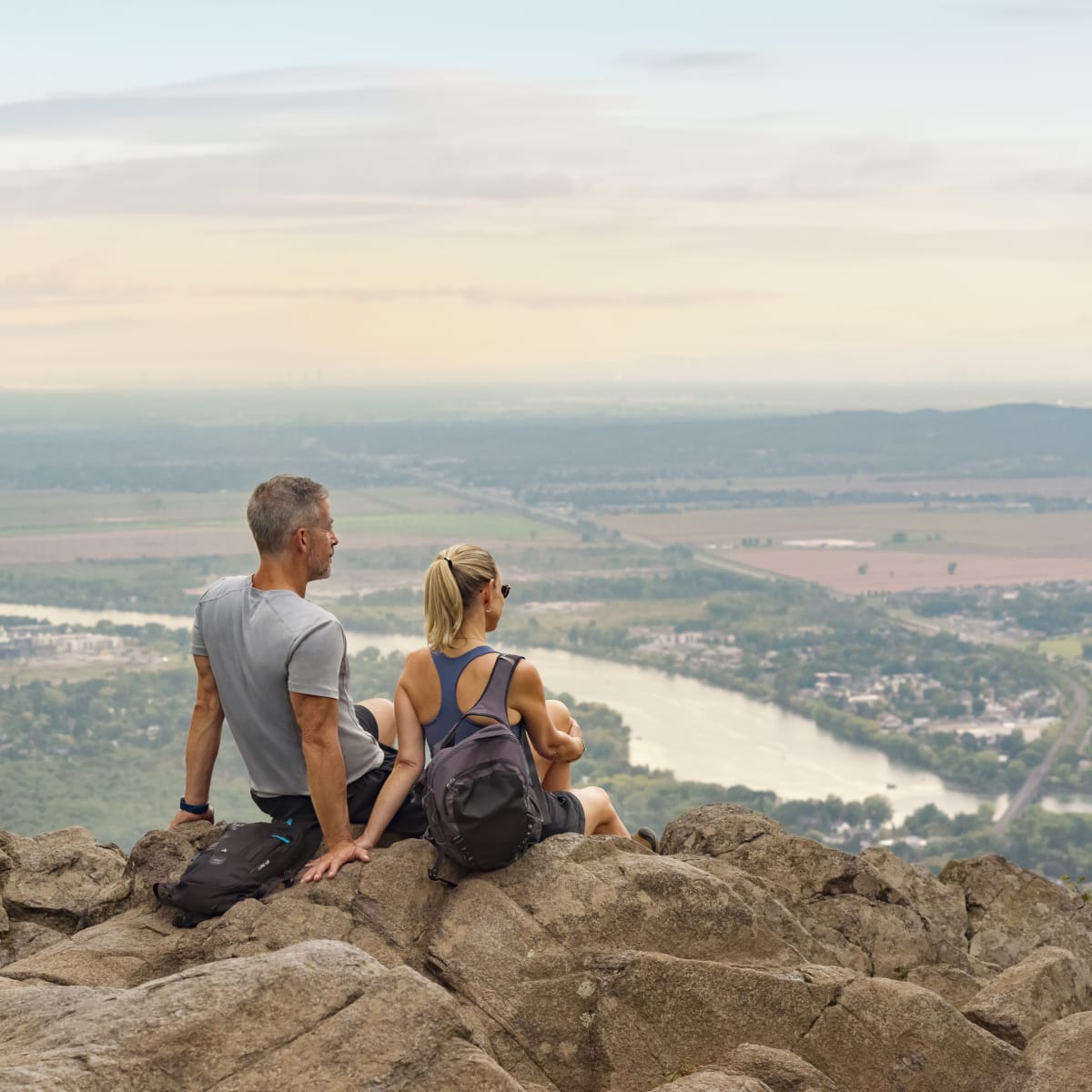 Admiration de la vue sur la rivière