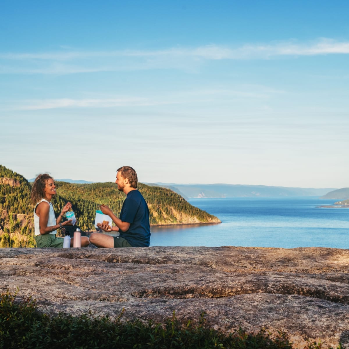 Saguenay Fjord : couple admirant le Fjord